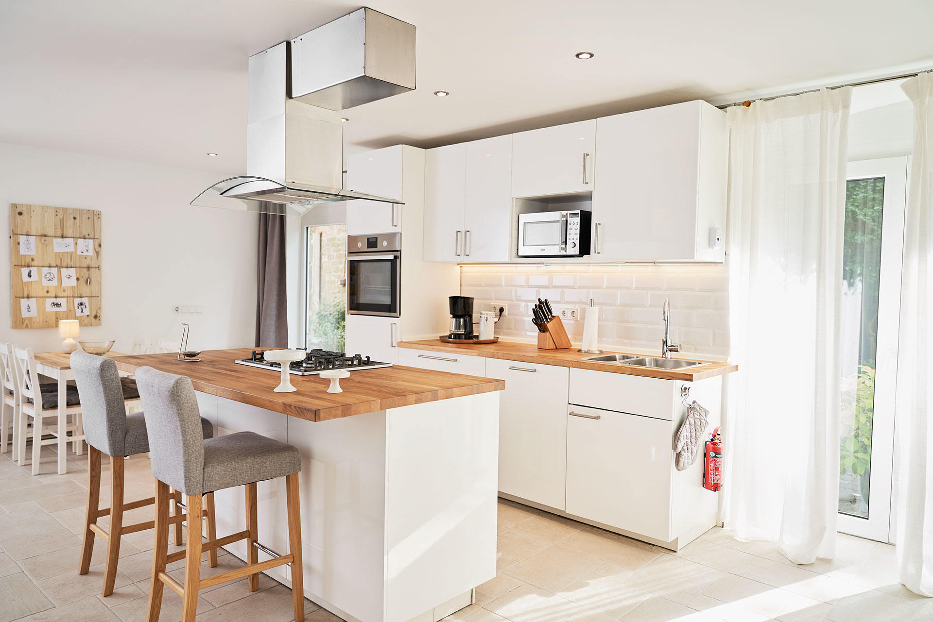 Ferienwohnung mit offenem Wohn- und Küchenbereich und Spülmaschine