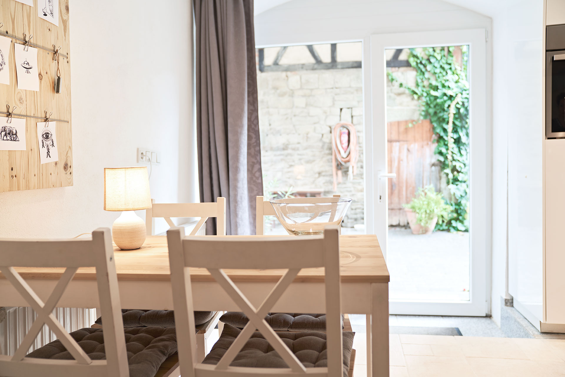 Vom Esstisch wirft man einen Blick auf Hof und die Natur