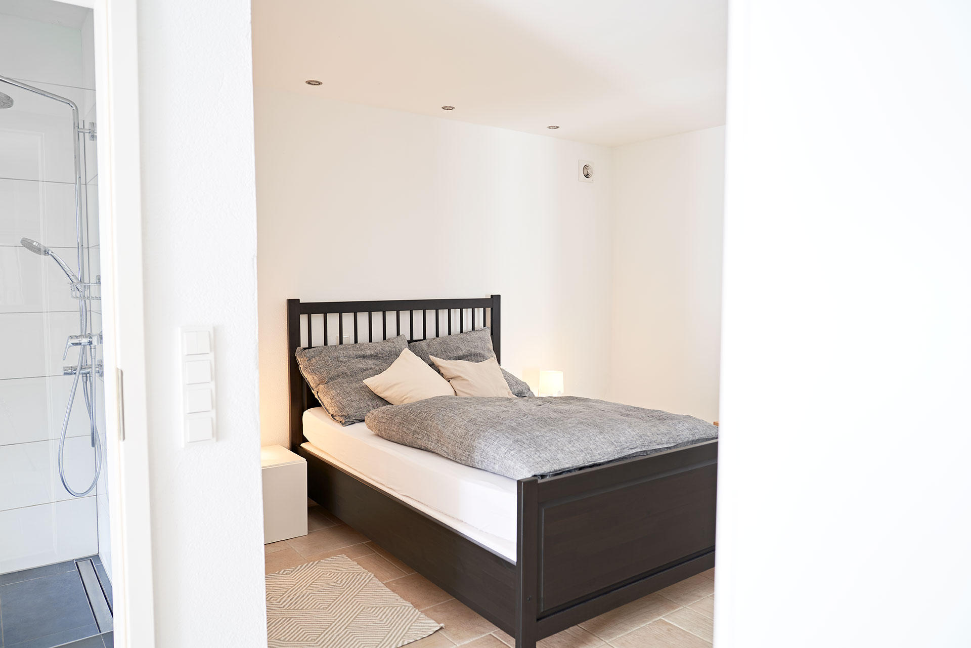 Wohnung mit Doppelbett und TV zwischen Köln und Bonn