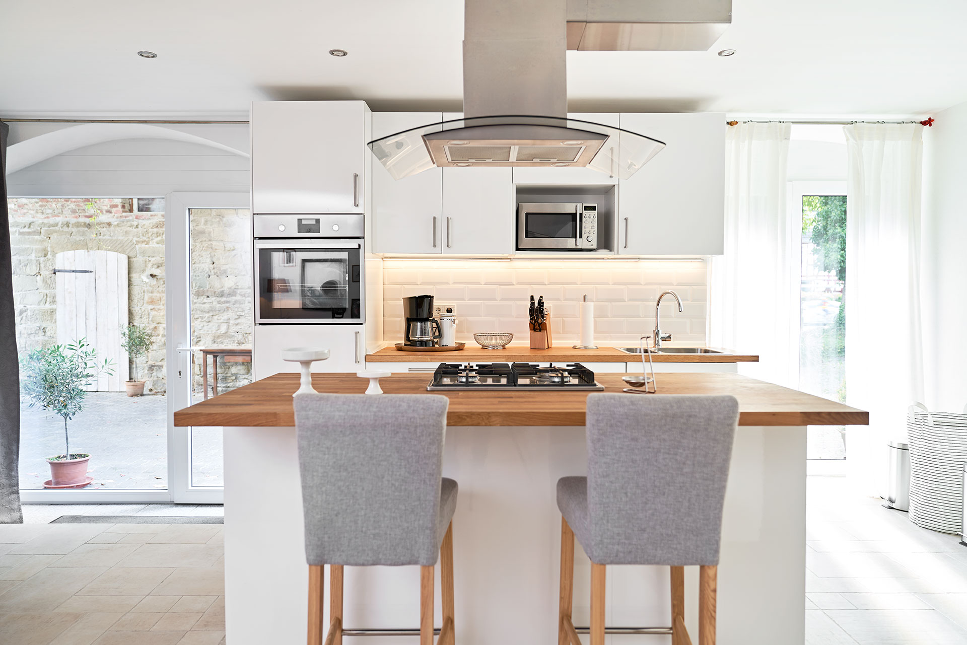 Wohnung mit moderner und top ausgestatteter Küche mit Gasherd